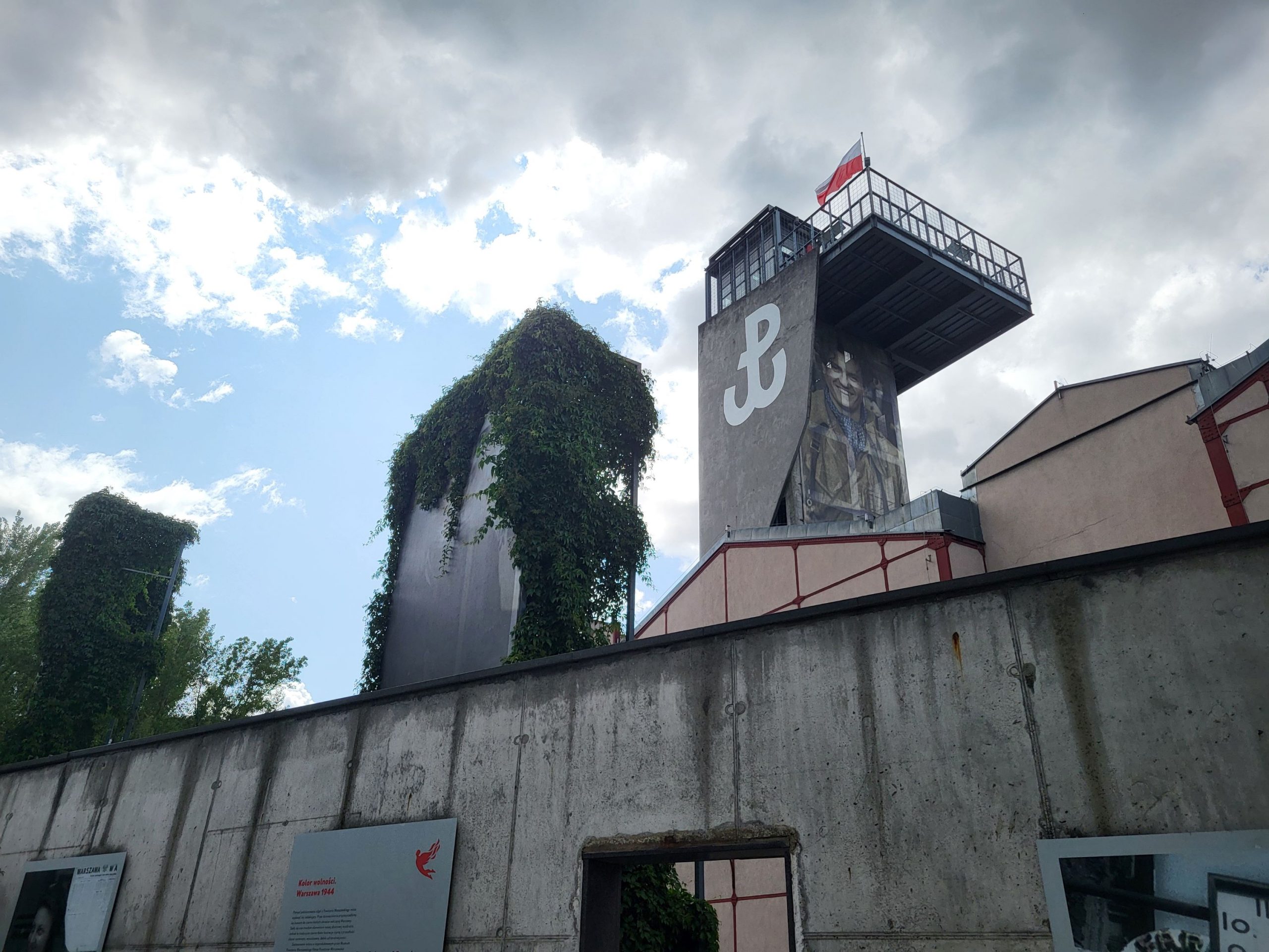 Wyjazd integracyjny olsztyńskich Sybiraków i młodzieży z Klubów Wnuka Sybiraka do Muzeum Powstania Warszawskiego w Warszawie – 20.06.2025 r.